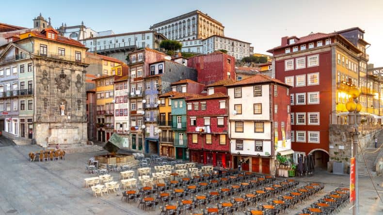 Blick auf die Praca Ribeira in der Altstadt von Porto, Portugal