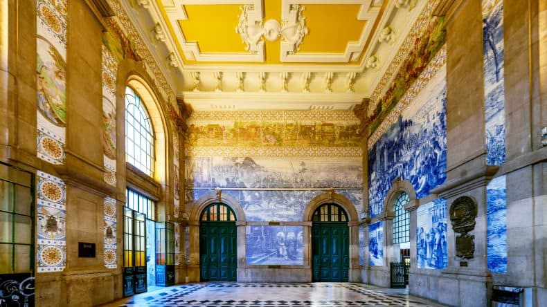 Blick in den Bahnhof von São Bento mit seinen bunten Wandfliesen, Porto, Portugal