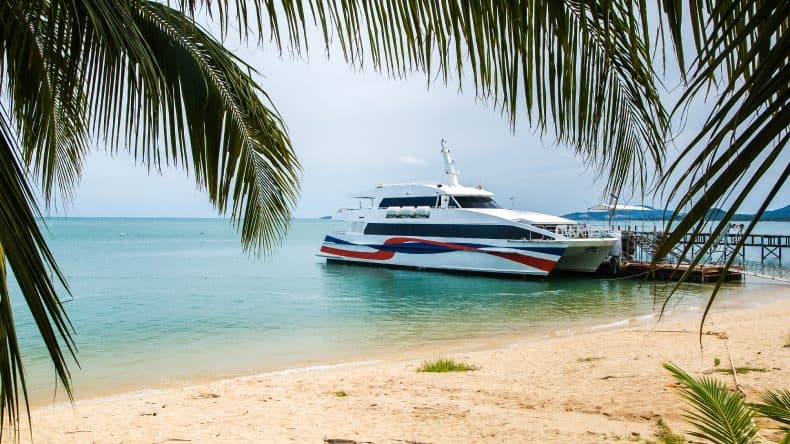 Katamaran-Fähre am Strand, Koh Samui, Thailand