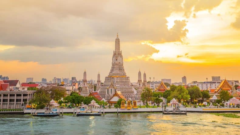 Blick auf den Tempel Wat Arun am Ufer des Chao Phraya Flusses in Bangkok.