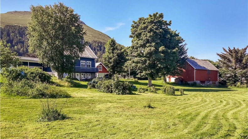 Blaues Ferienhaus auf einem Bauernhof in Norwegen