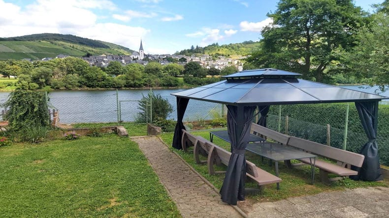 Ferienhaus: Blick auf Garten direkt an der Mosel.