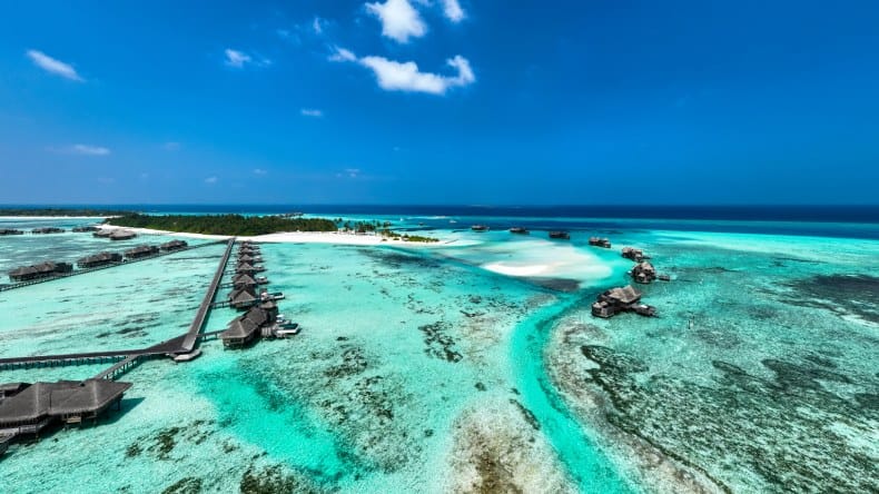 Blick auf die Insel Gili Lankanfushi Maldives mit ihren weißen Sandstränden und der türkisfarbenen Lagunenlandschaft, Malediven, Indoscher Ozean