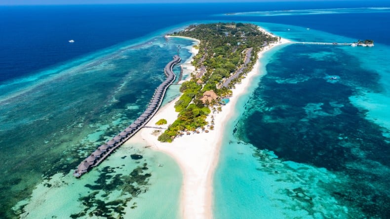 Blick von oben auf die tropische Insel Kuredu Island Resort & Spa, Malediven, Indischer Ozean