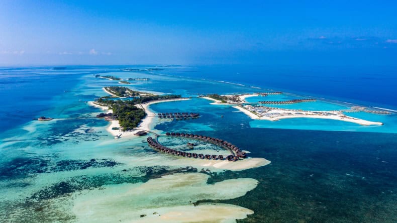 Blick auf die Insel Sun Siyam Olhuveli Maldives und ihre zwei Nachbarinseln, Malediven, Indischer Ozean