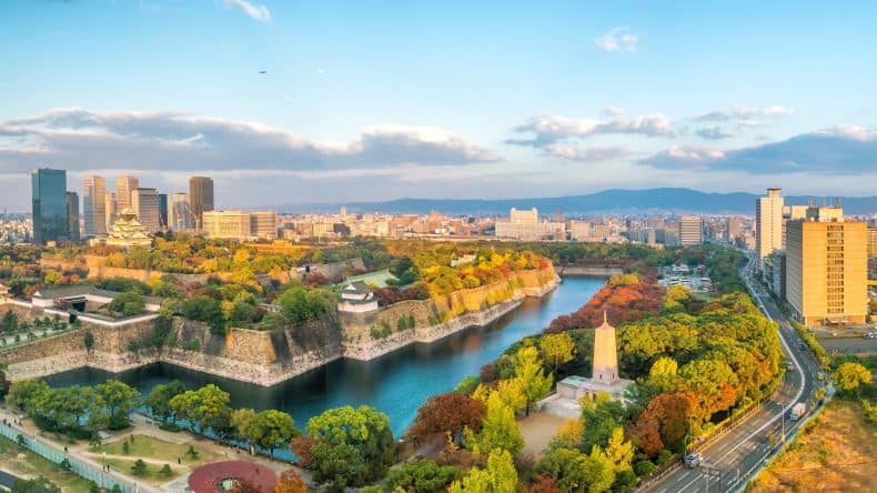 Die Skyline Osaka mit dem Schloss im Hintergrund, in den schönsten Farben, Japan.