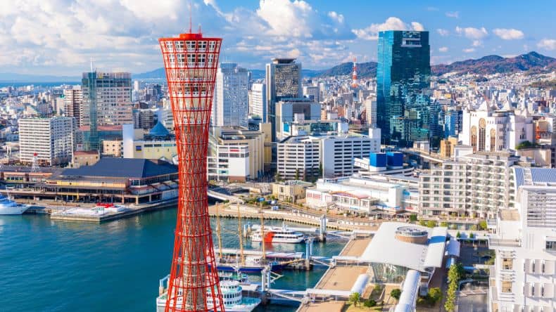 Blick auf Kobe mit der Bergkulisse im Hintergrund und dem Hafen, Japan.