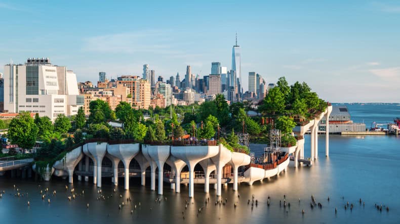 Little Island am Pier 55 bietet mit seinen blühenden Gärten, geschwungenen Wegen und Veranstaltungsflächen eine Oase der Ruhe und Kreativität mitten in New York City.