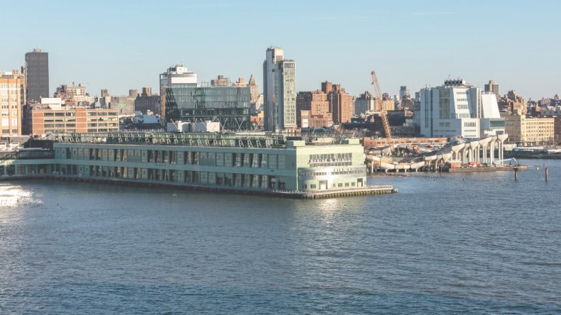 Blick auf das Gebäude Pier 57 am Hudson River in New York.