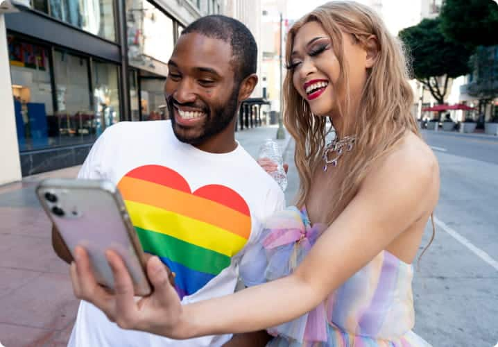 tui lgbtqia community mann und frau machen ein selfie